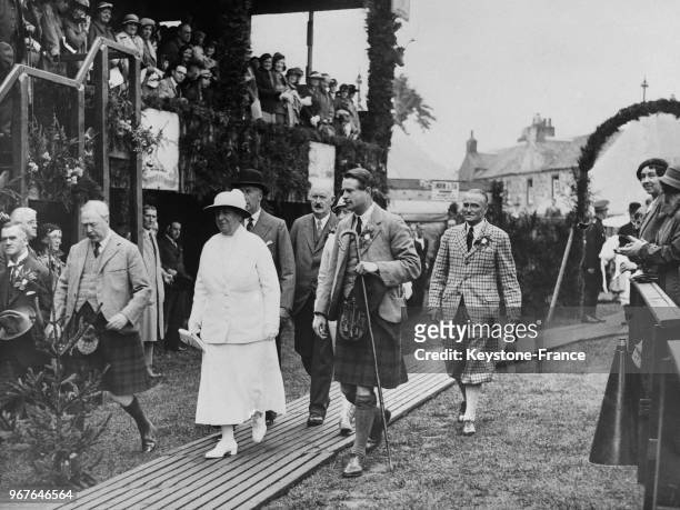 Arrivée de la Reine de Hollande à une fête sportive à Crieff, Ecosse, Royaume-Uni le 19 août 1935.