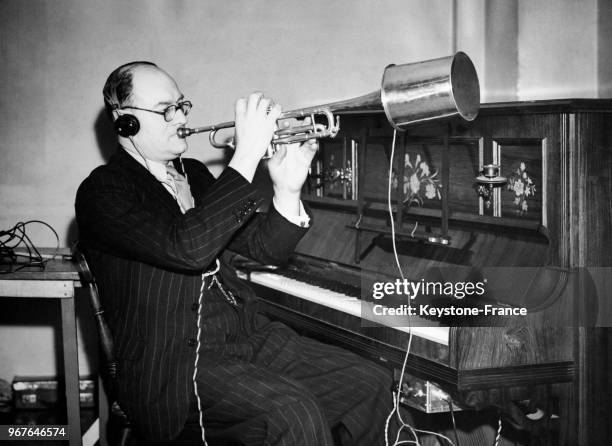 Jesse Rope, professeur de musique, a mis au point un système d'écouteurs dans les oreilles afin de rendre audible la musique jouée sur un piano ou...