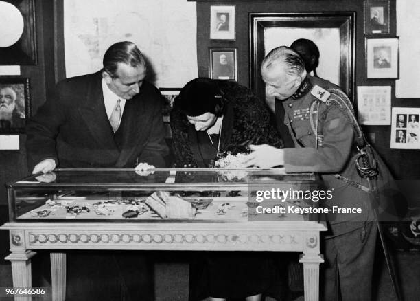 La Reine Astrid lors de sa visite à l'exposition des souvenirs de Léopold II, à Bruxelles, Belgique le 26 février 1935.