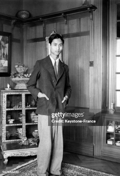 Le roi Rama VIII de Thaïlande étudiant à l'université de Lausanne, Suisse, le 24 septembre 1945.