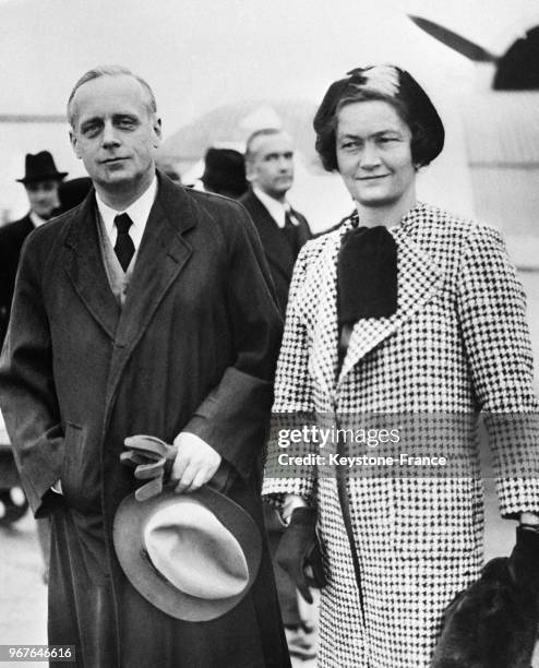 Monsieur et Madame von Ribbentrop à leur arrivée à Belfast, Irlande du Nord, Royaume-Uni le 29 mai 1936.