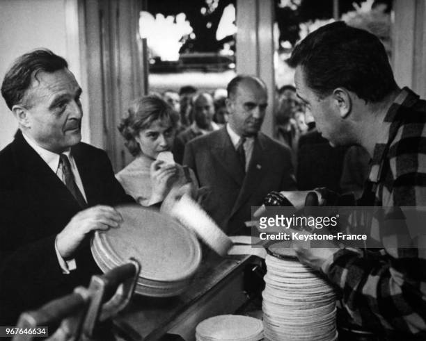 Le critique de cinéma français Georges Sadoul discute avec le reporter radio Hornieck lors du Festival international du film le 21 juillet 1958 à...