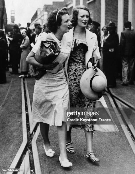 Son débarquement à Southampton, Lady Ashley quitte la gare maritime en compagnie de soeur Madame Beck, à Southampton, Royaume-Uni le 19 juillet 1935.