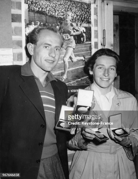 Le coureur tchécoslovaque Emil Zatopek,médaille d'or des 5000m, 10 000m et du Marathon olympique, en compagnie de sa femme Dana Zapotkova et de sa...