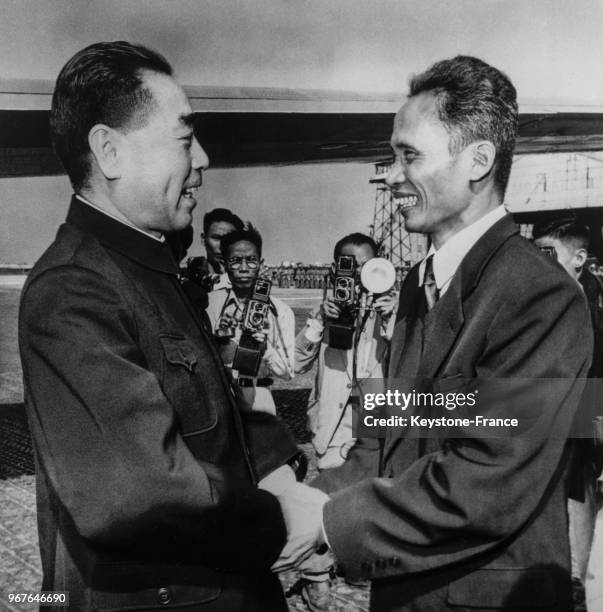 Pham Van Dong accueille Zhou Enlai à l'aéroport d'Hanoï, Vietnam le 23 novembre 1956.