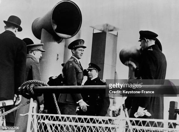 Roi Léopold III s'embarquant pour Londres afin d'assister aux funérailles du roi Geroge V, à Ostende, Belgique, le 28 janvier 1936.