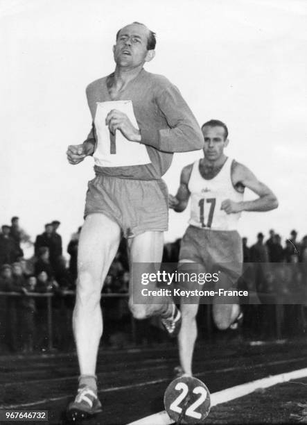 Athlète tchécoslovaque Emil Zatopek bat le record du monde des 25 kms lors d'un championnat d'athlétisme le 29 octobre 1955 à Celakovice, République...