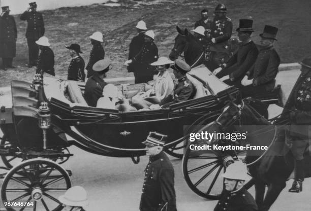 La famille royale se rendant à l'inauguration, traverse en carrosse le parc de l'Exposition, à Bruxelles, Belgique le 27 avril 1935.