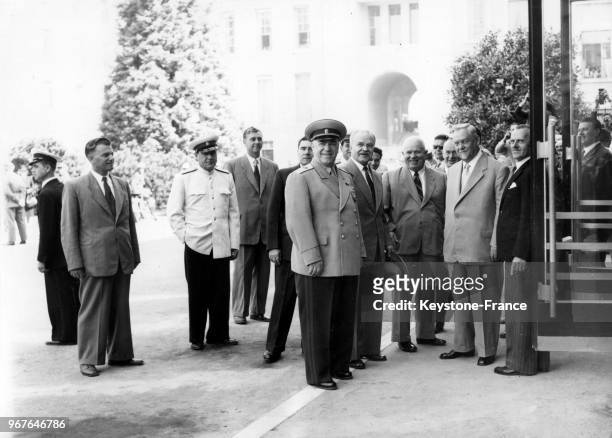 Arrivée de la délégation soviétique au Palais des Nations avec, de gauche à droite, le maréchal Joukov, Messieurs Molotov, Khrouchtchev et...