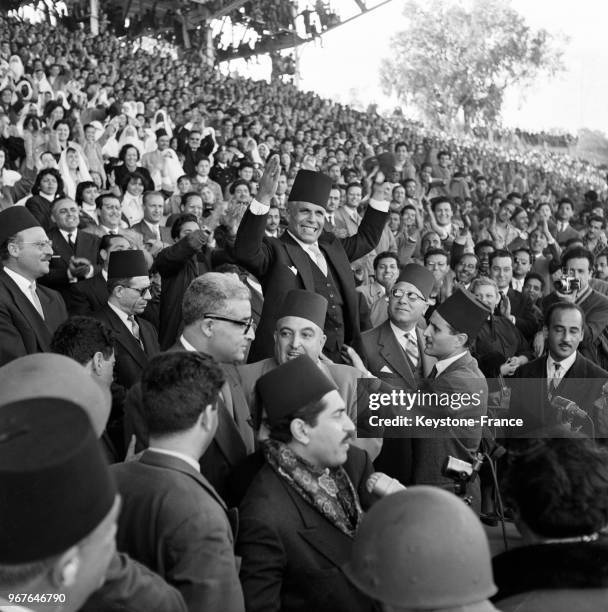 Habib Bourguiba salue la foule lors de la fête de l'Indépendance au Stade des Sports de Tunis, Tunisie le 24 mars 1956.