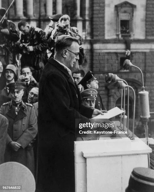 Arthur Seyss-Inquart prononçant le discours qui remet l'Autriche aux mains d'Hitler, à Vienne, Autriche le 16 mars 1938.