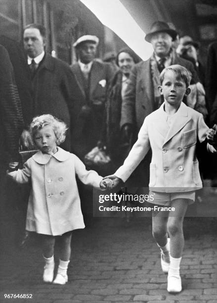 Le petit prince Albert de Belgique et Baudouin photographiés à la gare de Bruxelles, Belgique le 24 mai 1936.