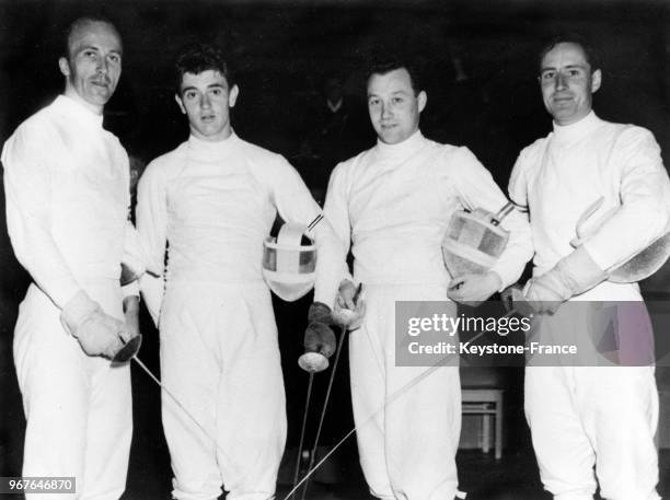 Les quatre membres de l'équipe de France d'escrime ont reçu la médaille d'or aux Jeux Olympiques le 24 juillet 1952 à Helsinki, Finlande.