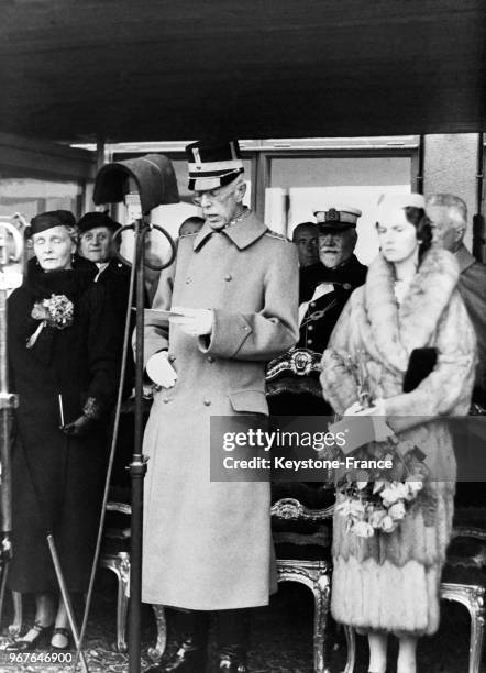 Le roi Gustave V de Suède prononce un discours d'inauguration du nouvel aérodrome, à gauche la princesse Alice et à droite la princesse Sibylle, à...