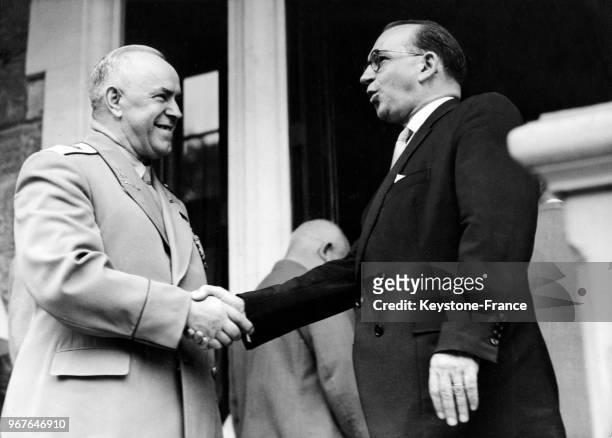 Edgar Faure échange une cordiale poignée de main avec le maréchal Joukov à sur le perron de la Villa Prévorzier à Genève, France le 20 juillet 1955.