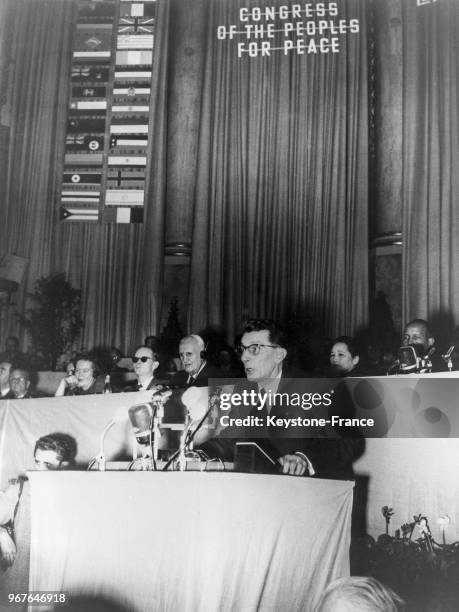 Le physicien et Prix Nobel français Frédéric Joliot-Curie prononce le discours inaugural du Congrès des Peuples pour la Paix le 16 décembre 1952 à...