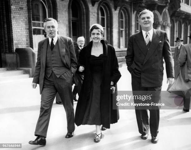 Aneurin Bevan, son épouse Jennie Lee et Harold Wilson photographiés à leur arrivée au congrès deu Parti travailliste à Scarborough, Royaume-Uni le 27...