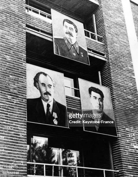 Les portraits du dirigeant soviétique Staline, et des dirigeants bulgares Georgi Dimetrov et Vulko Chervenkov recouvrent la façade de la maison des...