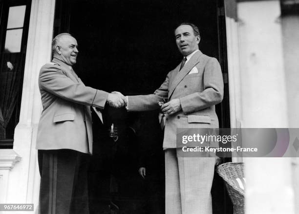 Antoine Pinay échange une cordiale poignée de main avec le mar�échal Joukov sur le perron de la villa Prévorzier à Genève, Suisse le 20 juillet 1955.