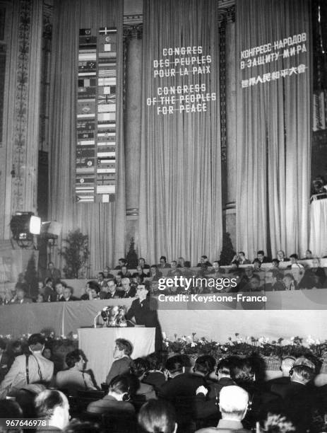 Le physicien et Prix Nobel de chimie Frédéric Joliot-Curie prononce un discours lors d'un congrès international pour la paix le 12 décembre 1952 à...