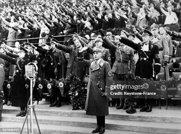 Le responsable des Sports du Reich Hans von Tschammer und Osten et le chancelier autrichien Arthur Seyss-Inquart effectuent le salut nazi pendant le...