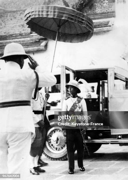 Le roi Rama VIII de Thaïlande arrivant au palais royal pour une réception à Bangkok, Thaïlande, le 28 novembre 1938.