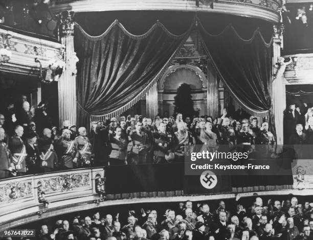 Dans la loge de l'Opéra, de gauche à droite, le général von Fritsch, l'amiral Raeder, le général von Blomberg, Adolf Hitler, le général von...