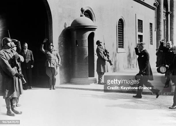 Le général Kurt Alois Josef Johann von Schuschnigg et le ministre des affaires étrangères Berger Waldenegg entrant au palais Chigi pour rencontrer...