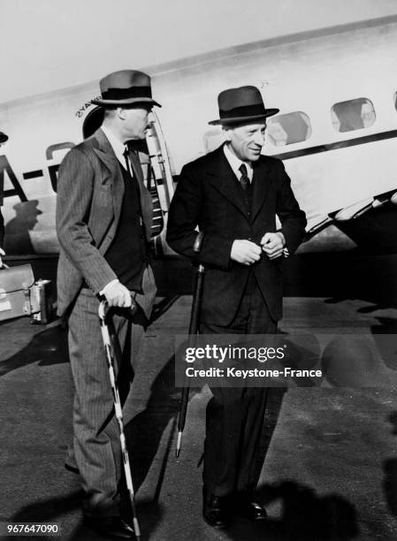Sir Horace Wilson et Nevile Henderson à leur arrivée à Tempelhof pour apporter un message personnel du Premier ministre Chamberlain au Führer, à...