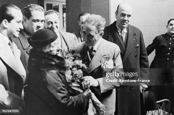 Le président Lluis Companys acceuilli avec un bouquet de fleurs, offert par madame de Salmeron pour sa sortie de prison à Madrid, Espagne le 25...