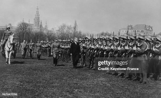 Le Chancelier Schuschnigg passe en revue la nouvelle Garde d'honneur à Vienne, Autriche le 25 mars 1935.