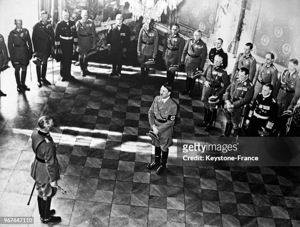 Le Führer prononce une allocution pour le jubilé du maréchal von Blomberg debout devant lui, en présence du général von Fritsch, Göring et de...