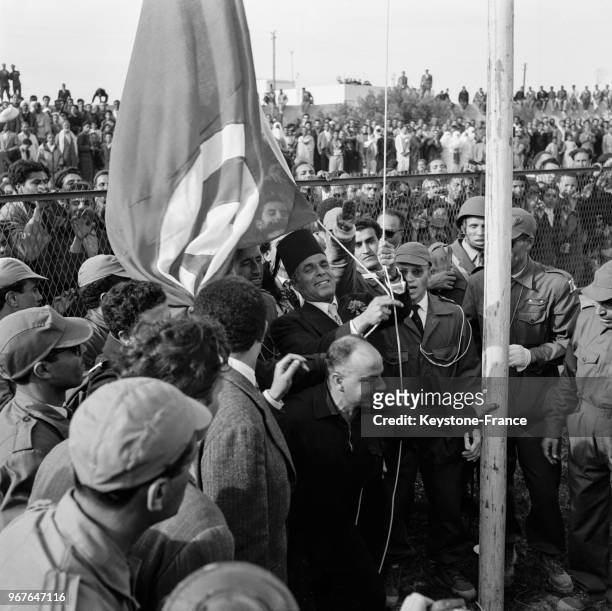 Habib Bourguiba monte le drapeau tunisien lors de la fête de l'Indépendance au Stade des Sports de Tunis, Tunisie le 24 mars 1956.