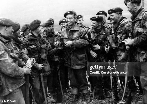 Acteur américain Alan Ladd entouré des parachutistes britanniques tourne un film dans les montagnes galloises le 18 septembre 1952 à Trawsfynydd,...