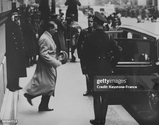 Hitler quittant l'ambassade de Grande-Bretagne après le lunch, à Berlin, Allemagne le 27 mars 1935.