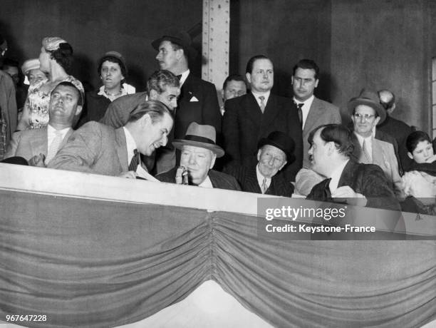 Le ministre Gerhard Schroder, Sir Winston Churchill et son fils dans les tribunes, à Düsseldorf, Allemagne le 29 juillet 1956.