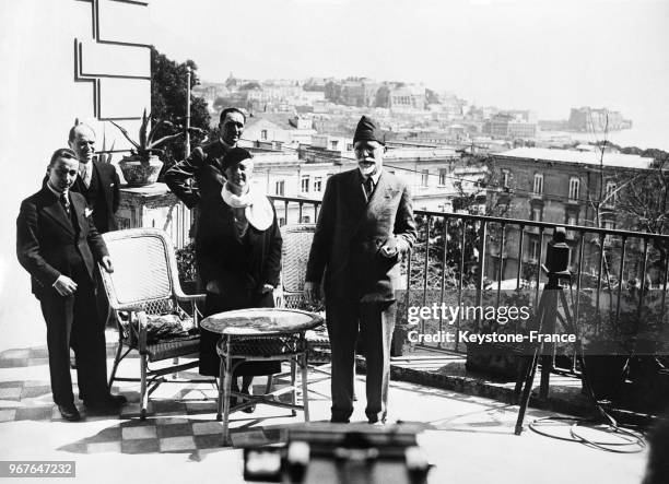 Monsieur Venizélos, ex Premier ministre grec et son épouse photographié sur la terrasse de leur appartement au Parc Hôtel à Naples, Italie le 21 mars...