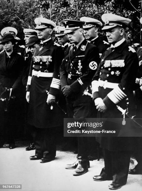 Amiral Räder, l'ambassadeur von Ribbentrop et l'amiral Albrecht se recueillent aux obsèques du capitaine de vaisseaul Wassner le 29 août 1937 à...