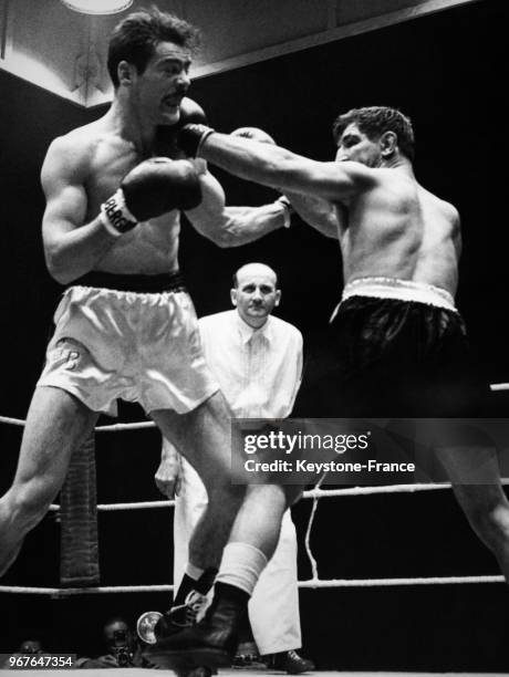 Rencontre sur le ring entre le boxeur français Germinal Ballarin et l'Allemand Peter Müller sous l'arbitrage de Drewello le 28 juin 1956 à Berlin,...