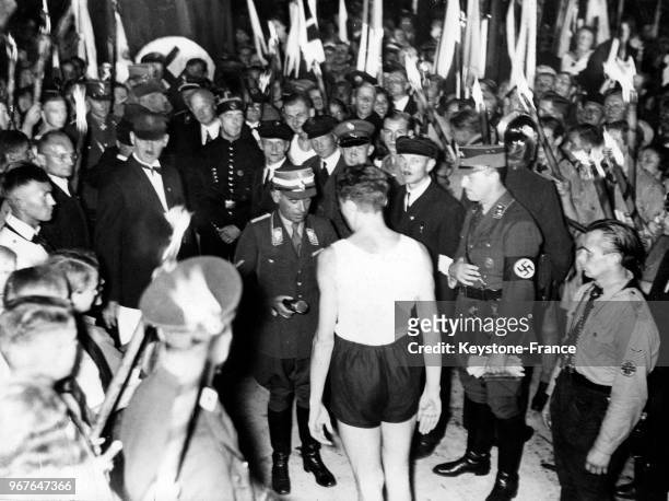 Le commissaire du Reich au Sport von Tschammer décore des adolescents qui ont participé à une compétition d'athlétisme au Lustgarten le 24 août 1934...