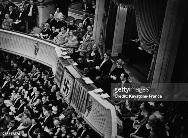 Dans la loge d'honneur pendant la représentation, de gauche à droite, von Blomberg, ministre de la Guerre, Goebbels, Madame Hess, le Fuhrer, Madame...