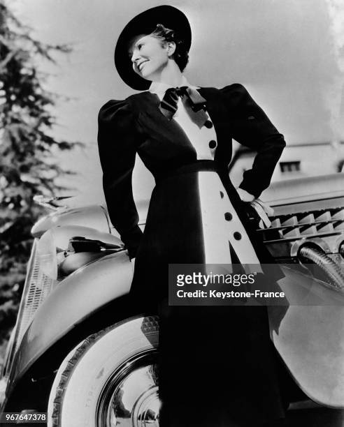 Marguerite Churchill posant pour un grande maison de couture, à Hollywood, Californie, Etats-Unis, le 27 mars 1936.