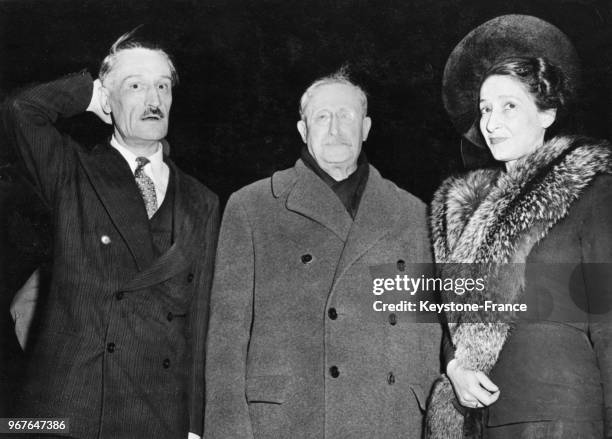 Léon Blum entouré de l'ambassadeur français aux USA Henri Bonnet et son épouse venus l'accueillir à son arrivée à l'aéroport à Washington DC,...