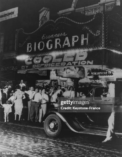 La foule devant le cinéma dans lequel le gangster fut abattu par la police, à Chicago, Illinois, Etats-Unis le 30 juillet 1937.