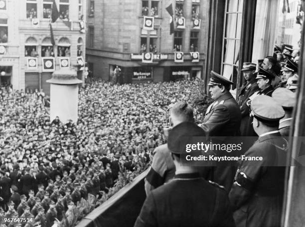 Le général Hermann Goering prononçant un discours du balcon de l'hôtel de ville de Cologne en Allemagne, le 19 mars 1936.