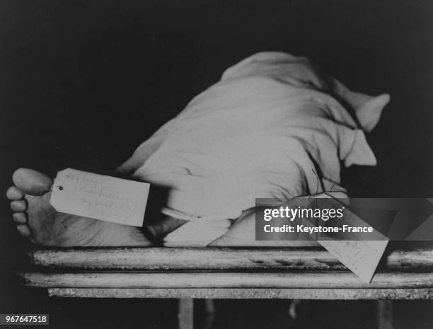 Le cadavre du gangster Dillinger à la morgue de Chicago, Illinois, Etats-Unis le 30 juillet 1937.