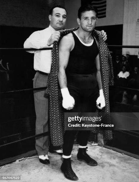 Young Corbett III et son entraîneur Ralph Manfredo à l'entraînement, à Santa monica, Californie, Etats-Unis le 24 mai 1933.