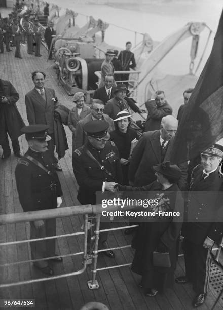 Sur le pont du 'Normandie', le capitaine de la musique de la Garde américaine serre la main de Madame Albert Lebrun à son départ de New York,...