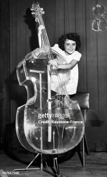 Patricia Russo, cinq ans, joue avec un violoncelle en plastique qui appartient à la collection William Glass lors d'un festival de musique au Grand...
