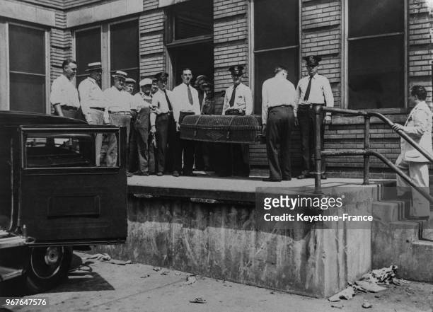 Le cercueil du gangster Dillinger transporté à la morgue de Chicago, Illinois, Etats-Unis le 30 juillet 1937.